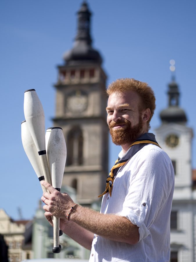 Martin Švanda s žonglérskými kužely před Bílou věží v Hradci Králové